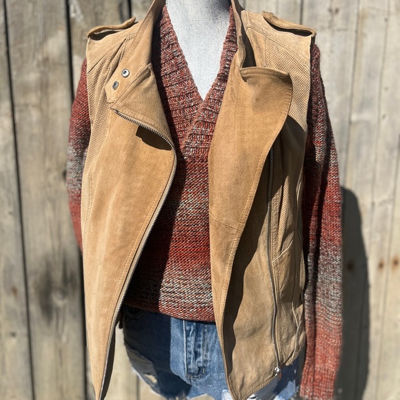 TAN FRINGED LEATHER VEST SIZE MED - Picture 9 of 11